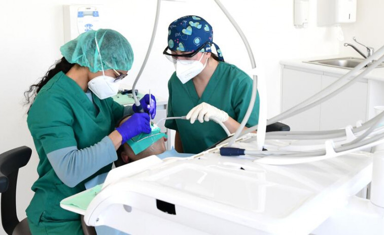 Estudiantes de Odontología de la USC impulsan una campaña para prevenir el cáncer oral en Compostela