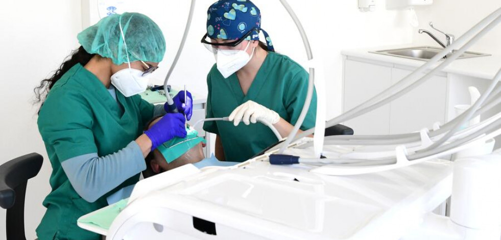 Estudiantes de Odontología de la USC impulsan una campaña para prevenir el cáncer oral en Compostela