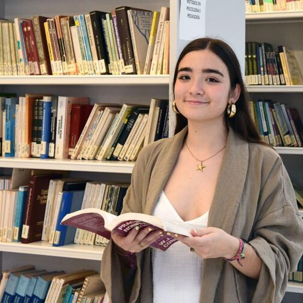 La estudiante de la USC Lara Castro, galardonada con la beca Santander Excelencia 360º
