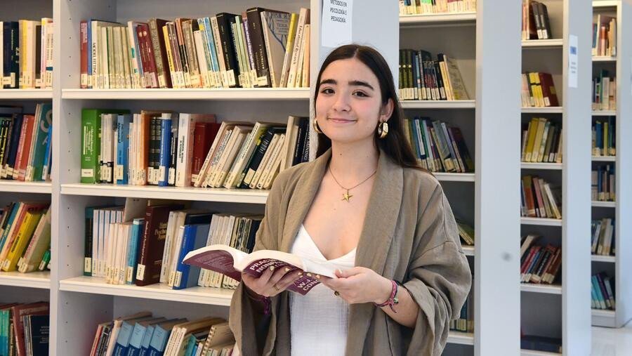 La estudiante de la USC Lara Castro, galardonada con la beca Santander Excelencia 360º