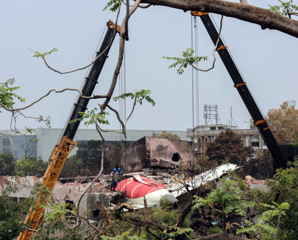 AHMEDABAD (India), 14/06/2025.- Officials inspect the remains of the Air India passenger plane at the crash site near Sardar Vallabhbhai Patel International Airport in Ahmedabad, Gujarat state, wester