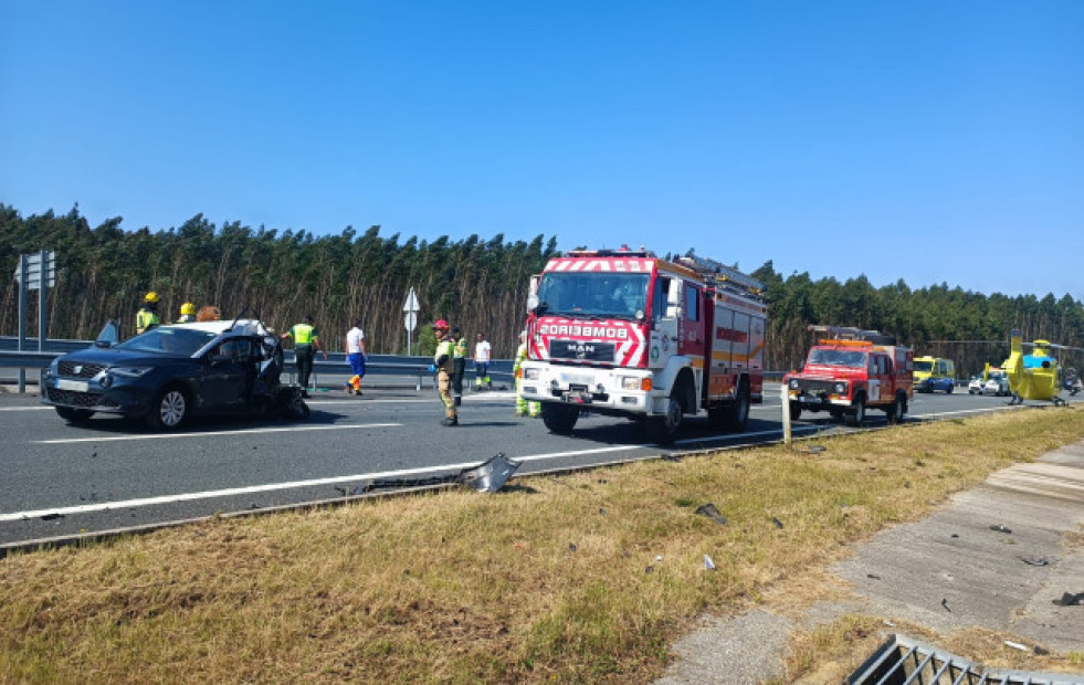 Un muerto y cinco heridos en una colisión frontal en O Pino