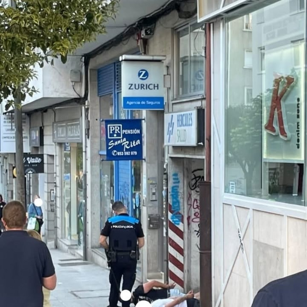 Detenidos en Santiago tres hombres por agredir violentamente a un camarero después de hacer un 'simpa'