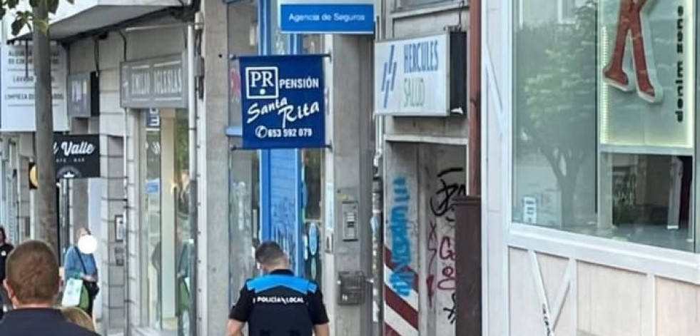 Detenidos en Santiago tres hombres por agredir violentamente a un camarero después de hacer un 'simpa'