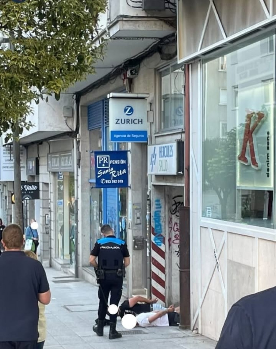 Detenidos en Santiago tres hombres por agredir violentamente a un camarero después de hacer un 'simpa'