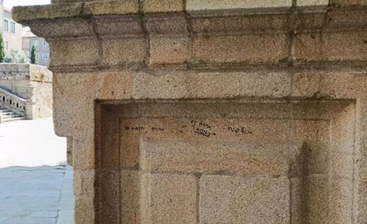 Nuevas pintadas en la fachada de la Catedral de Santiago reabren el debate sobre la protección del patrimonio