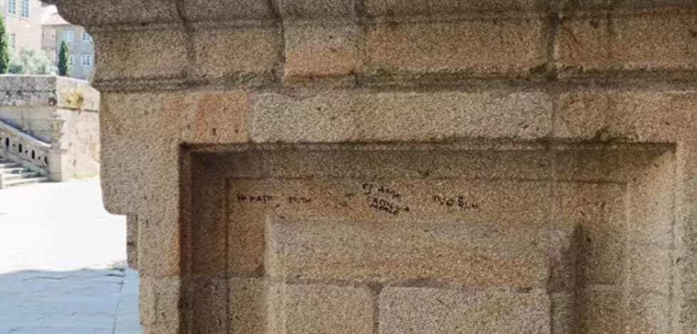 Nuevas pintadas en la fachada de la Catedral de Santiago reabren el debate sobre la protección del patrimonio