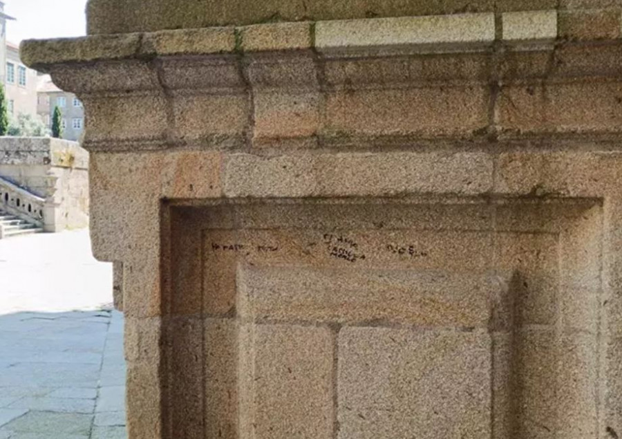 Nuevas pintadas en la fachada de la Catedral de Santiago reabren el debate sobre la protección del patrimonio