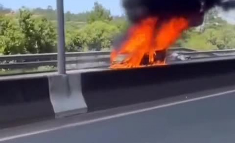 Vídeo | Arde un coche en Milladoiro provocando importantes retenciones en la SC-20