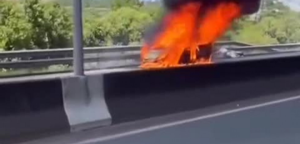 Vídeo | Arde un coche en Milladoiro provocando importantes retenciones en la SC-20