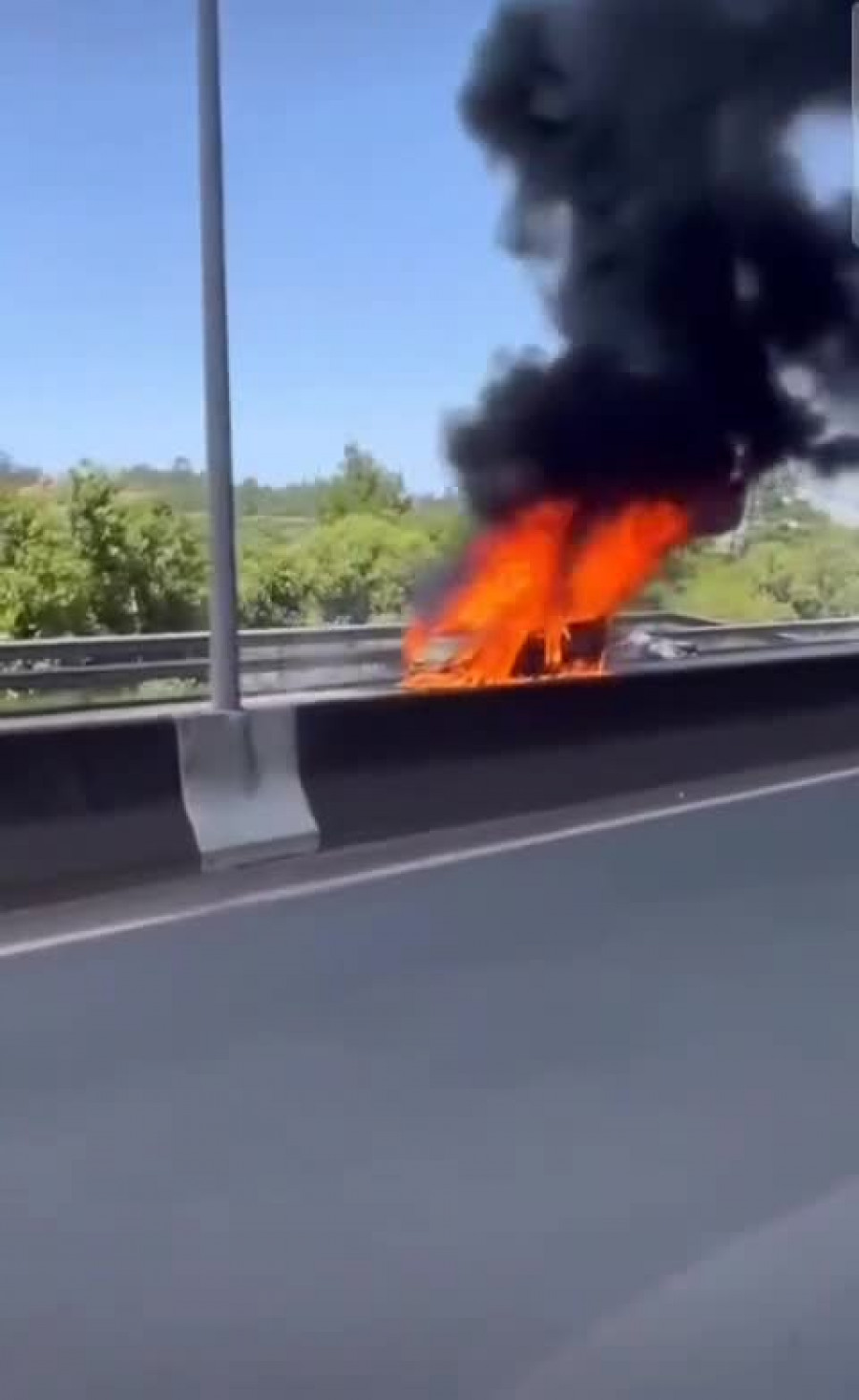 Vídeo | Arde un coche en Milladoiro provocando importantes retenciones en la SC-20