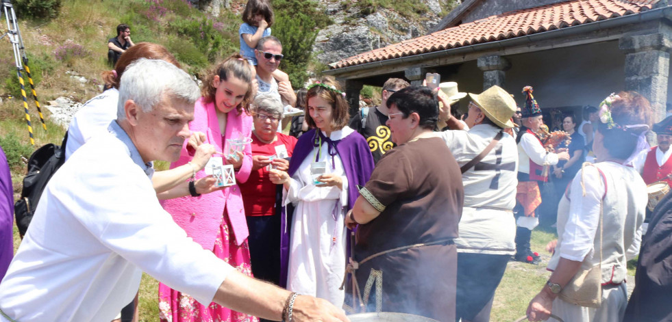 Boqueixón celebra a festa do solsticio de verán con lume sagrado e música tradicional