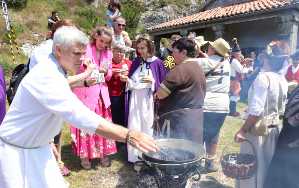 Boqueixón celebra a festa do solsticio de verán con lume sagrado e música tradicional