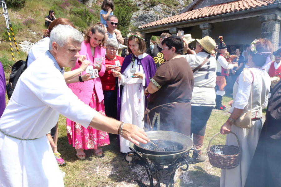 Boqueixón celebra a festa do solsticio de verán con lume sagrado e música tradicional