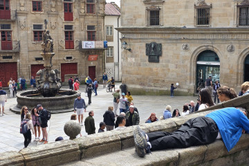 Turista descansando en la plaza de la Quintana. Foto de Eladio Lois