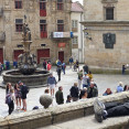 Turista descansando en la plaza de la Quintana. Foto de Eladio Lois