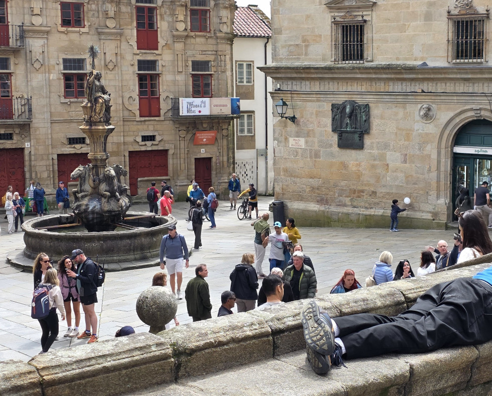Turista descansando en la plaza de la Quintana. Foto de Eladio Lois