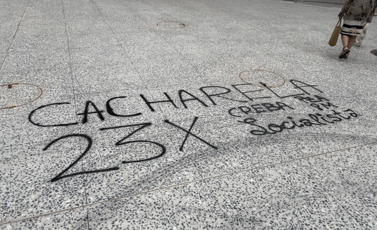 Denuncian pintadas junto a la Catedral y en Xeneral Pardiñas: “ni tres días duró limpia”