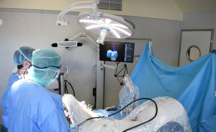 Así es el robot que ya opera caderas en este hospital de Santiago
