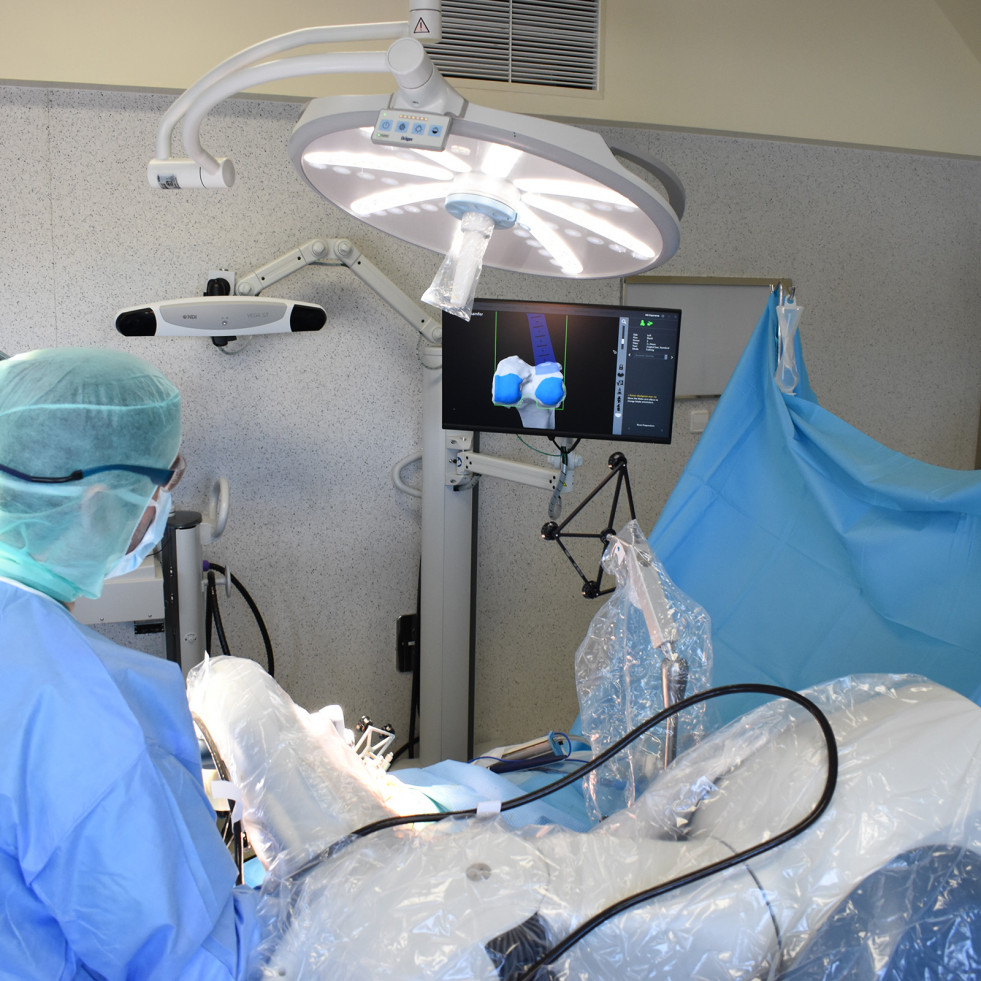 Así es el robot que ya opera caderas en este hospital de Santiago