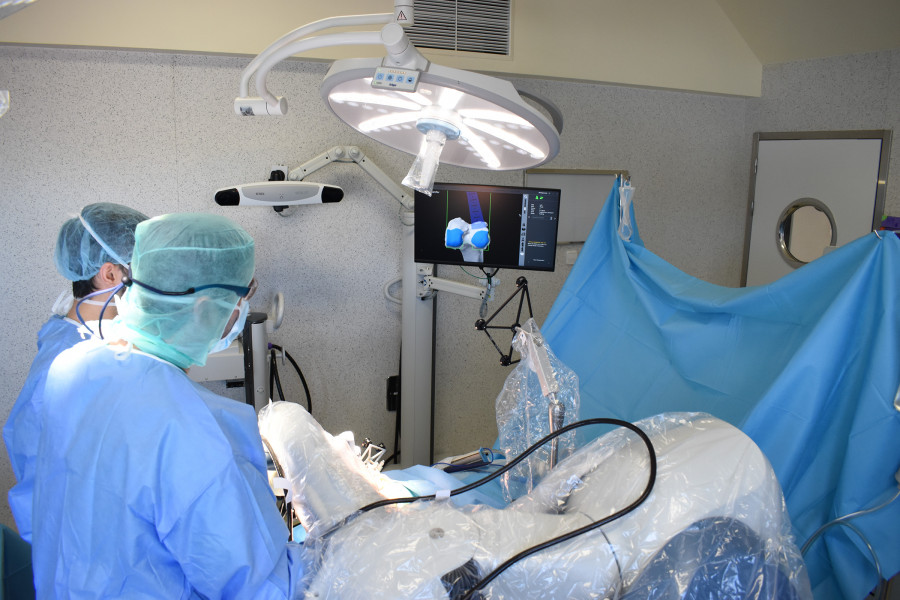 Así es el robot que ya opera caderas en este hospital de Santiago