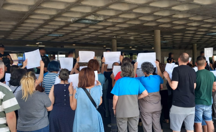 Denuncian la “militarización” del Hospital Clínico de Santiago para impedir las protestas del personal