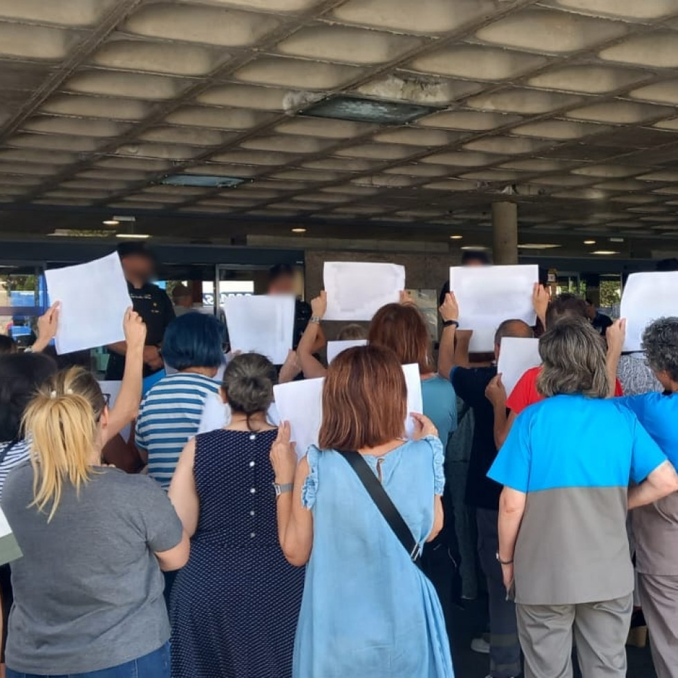 Denuncian la “militarización” del Hospital Clínico de Santiago para impedir las protestas del personal