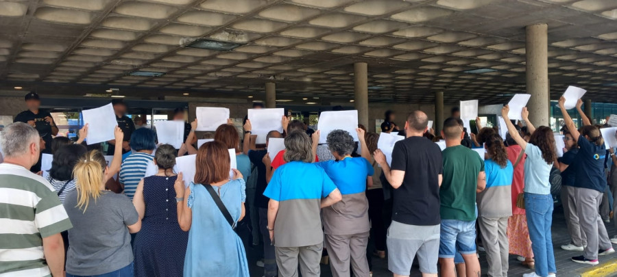 Denuncian la “militarización” del Hospital Clínico de Santiago para impedir las protestas del personal