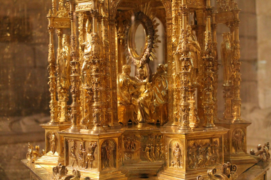 La catedral celebra el Corpus Christi con la procesión de su monumental custodia plateresca