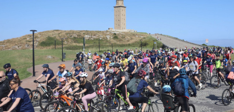 Más de dos mil bicicletas toman A Coruña