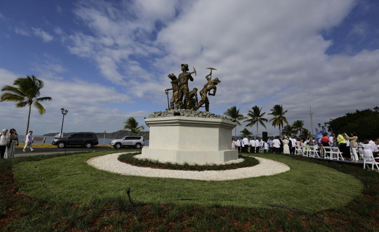 La Xunta inaugura en Panamá un mojón del Camino de Santiago frente al monumento a los gallegos que construyeron el Canal
