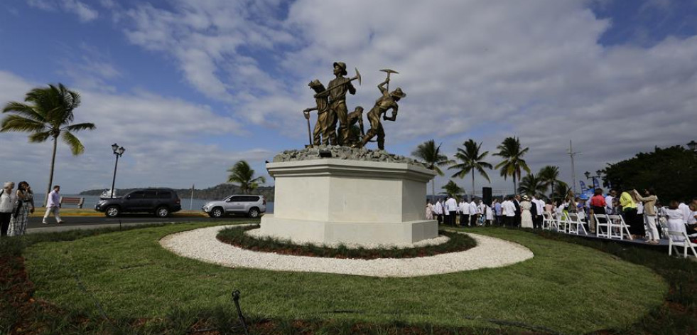 La Xunta inaugura en Panamá un mojón del Camino de Santiago frente al monumento a los gallegos que construyeron el Canal