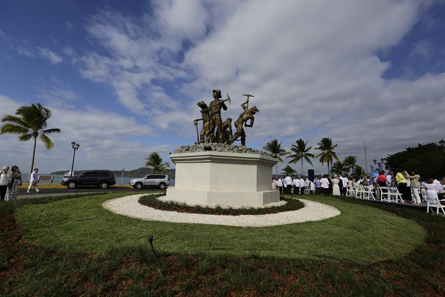 La Xunta inaugura en Panamá un mojón del Camino de Santiago frente al monumento a los gallegos que construyeron el Canal