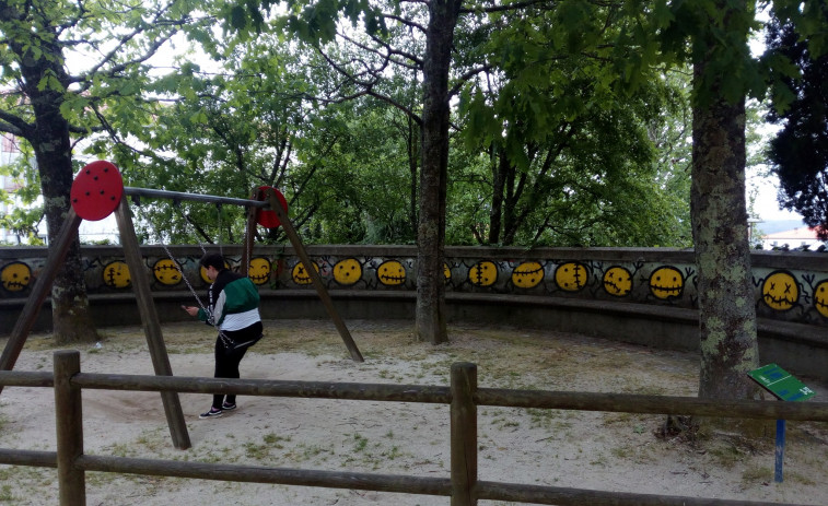 Padres y madres limpian un parque en Santiago para denunciar su abandono: 