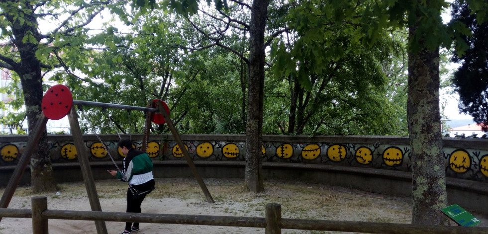 Padres y madres limpian un parque en Santiago para denunciar su abandono: 