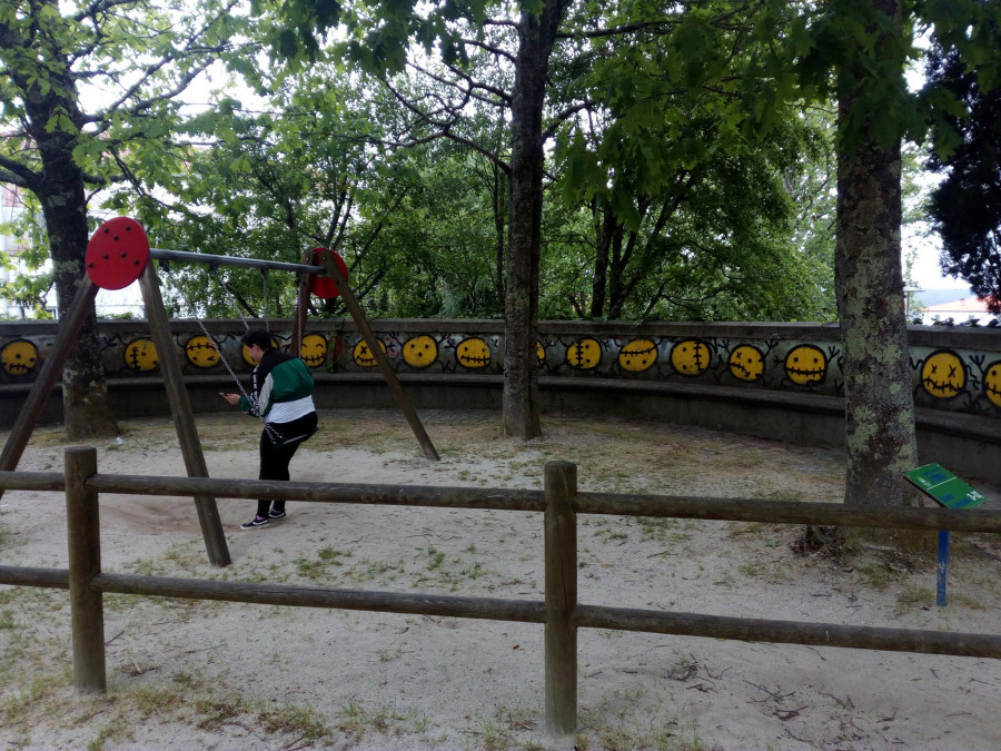 Padres y madres limpian un parque en Santiago para denunciar su abandono: "Hicimos lo que deberían hacer otros"