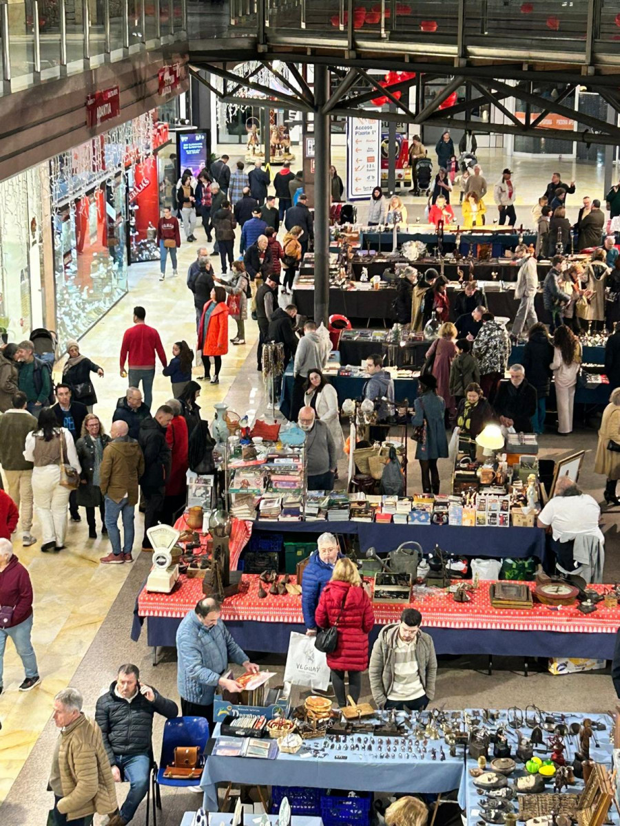 Área Central acoge una feria de antigüedades con 45 expositores y entrada gratuita