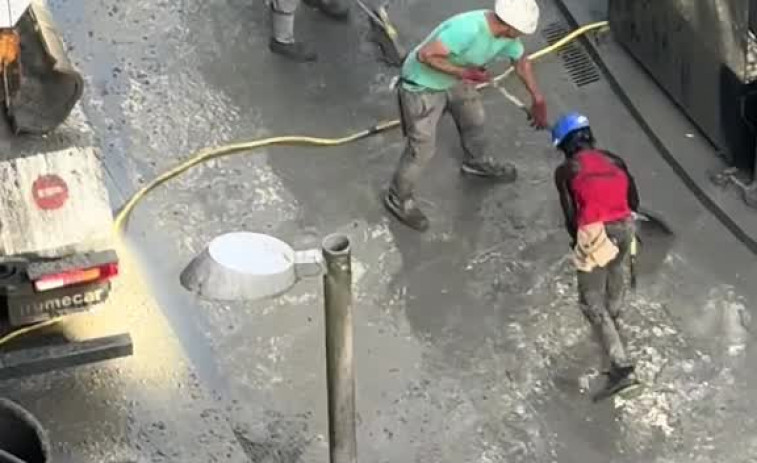 La virales imágenes de un vertido de cemento accidental sobre una de las terrazas más populares de Santiago