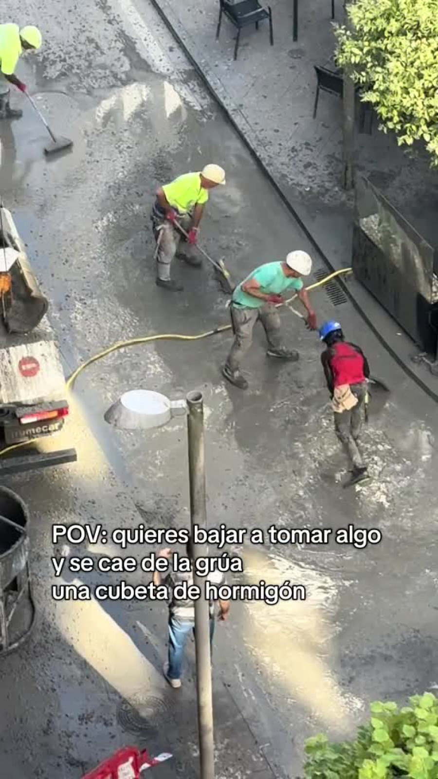 La virales imágenes de un vertido de cemento accidental sobre una de las terrazas más populares de Santiago