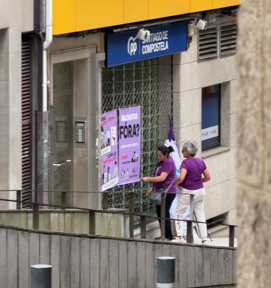 El PP de Santiago denuncia "vandalismo" durante las protestas ante su sede por el caso Villares