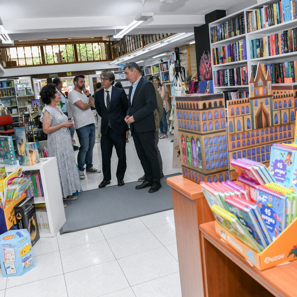 El conselleiro de Educación, Ciencia, Universidades e FP, Román Rodríguez, y el de Facenda e Administración Pública, Miguel Corgos, visitan la librería Follas Novas de Santiago de Compostela.