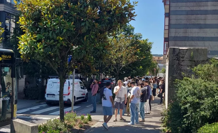 Cientos de estudiantes hacen cola desde esta madrugada ante las inmobiliarias de Santiago