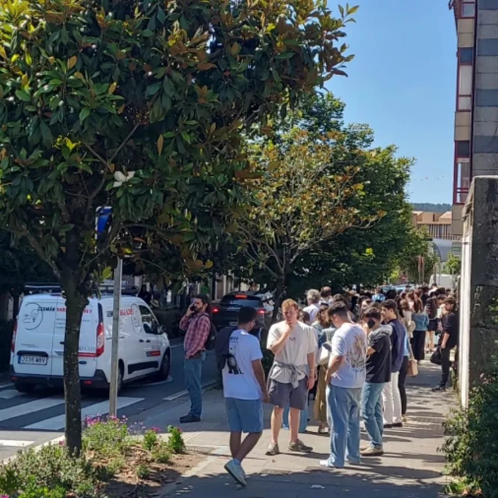 Cientos de estudiantes hacen cola desde esta madrugada ante las inmobiliarias de Santiago