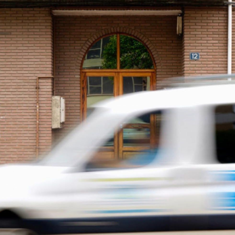 EuropaPress 6835342 portal edificio residia mujer asesinada miercoles laviana 12565577