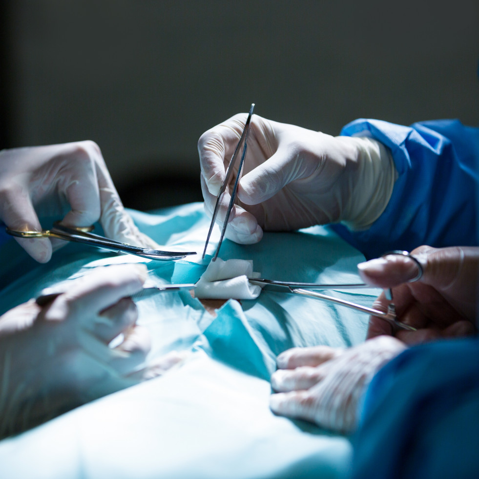Los cirujanos que realizan la operacion en la sala de operacion