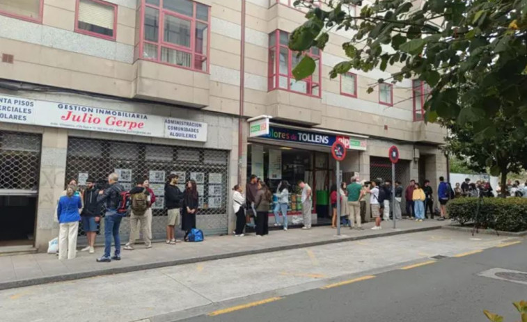 Colas desde las 04.00 horas para conseguir piso en Santiago: el alquiler se dispara y la oferta escasea