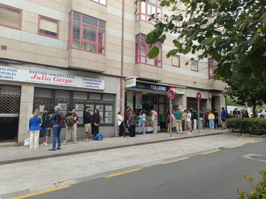 Colas desde las 04.00 horas para conseguir piso en Santiago: el alquiler se dispara y la oferta escasea