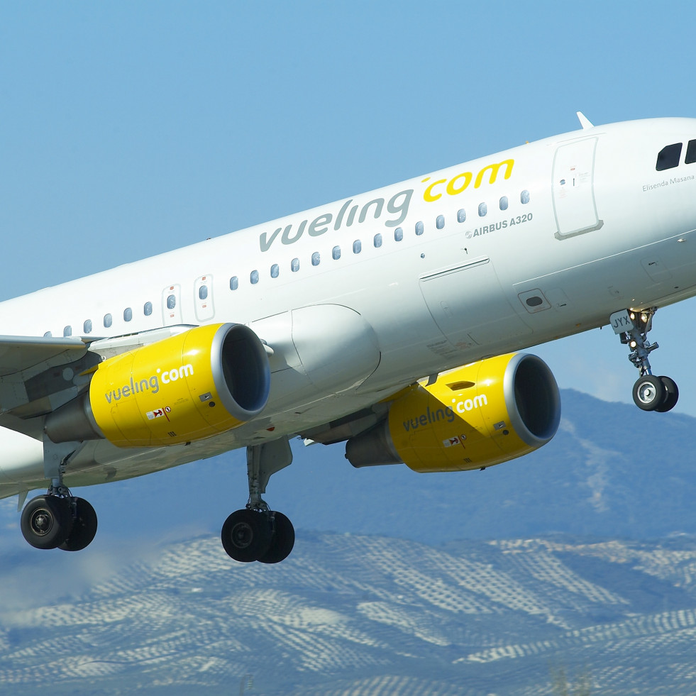 Vueling programa un 10 % de asientos adicionales en Santiago durante la temporada de verano