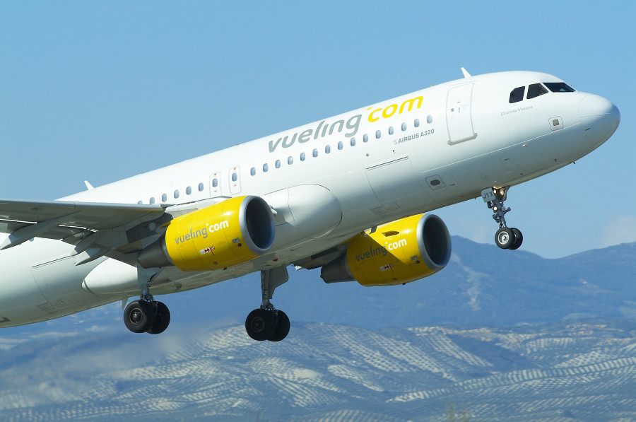 Vueling programa un 10 % de asientos adicionales en Santiago durante la temporada de verano