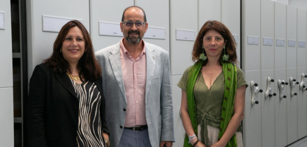 As deputadas de cultura e lingua, Natividade González e Soledad Agra, visitan a Real Academia Galega